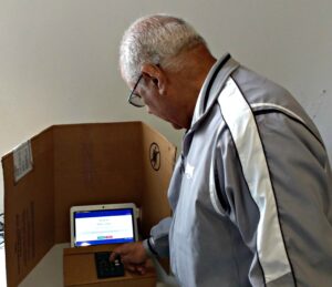 O professor aposentado Getúlio Lemos testou a urna